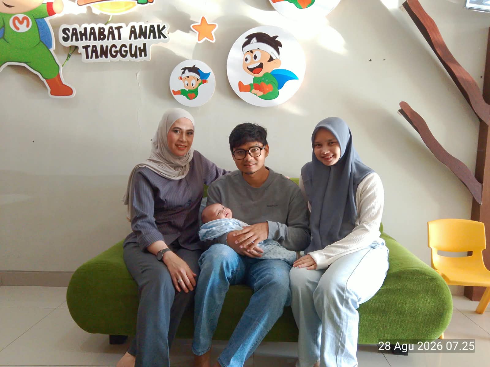 Pasien bayi berfoto bersama keluarga di ruang tunggu yang nyaman