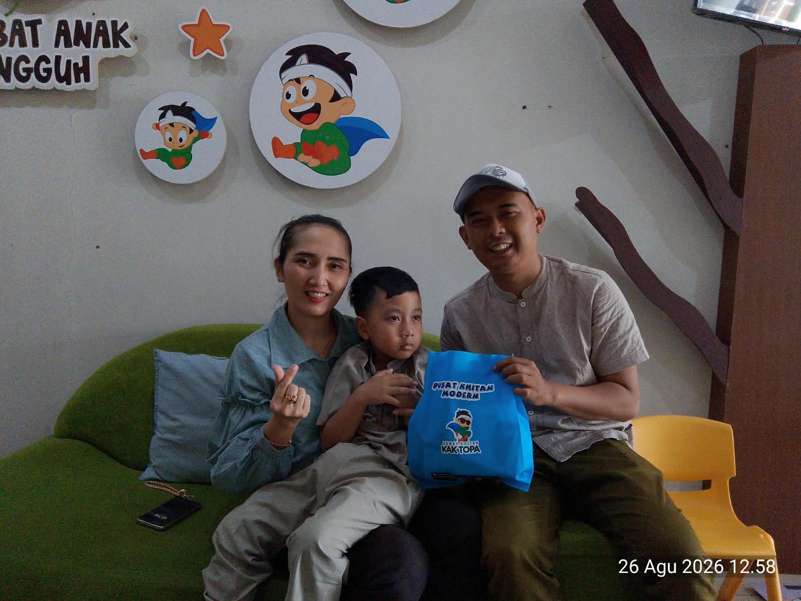 Pasien anak dan keluarga mendapatkan goodie bag spesial dari Rumah Khitan Kak Topa