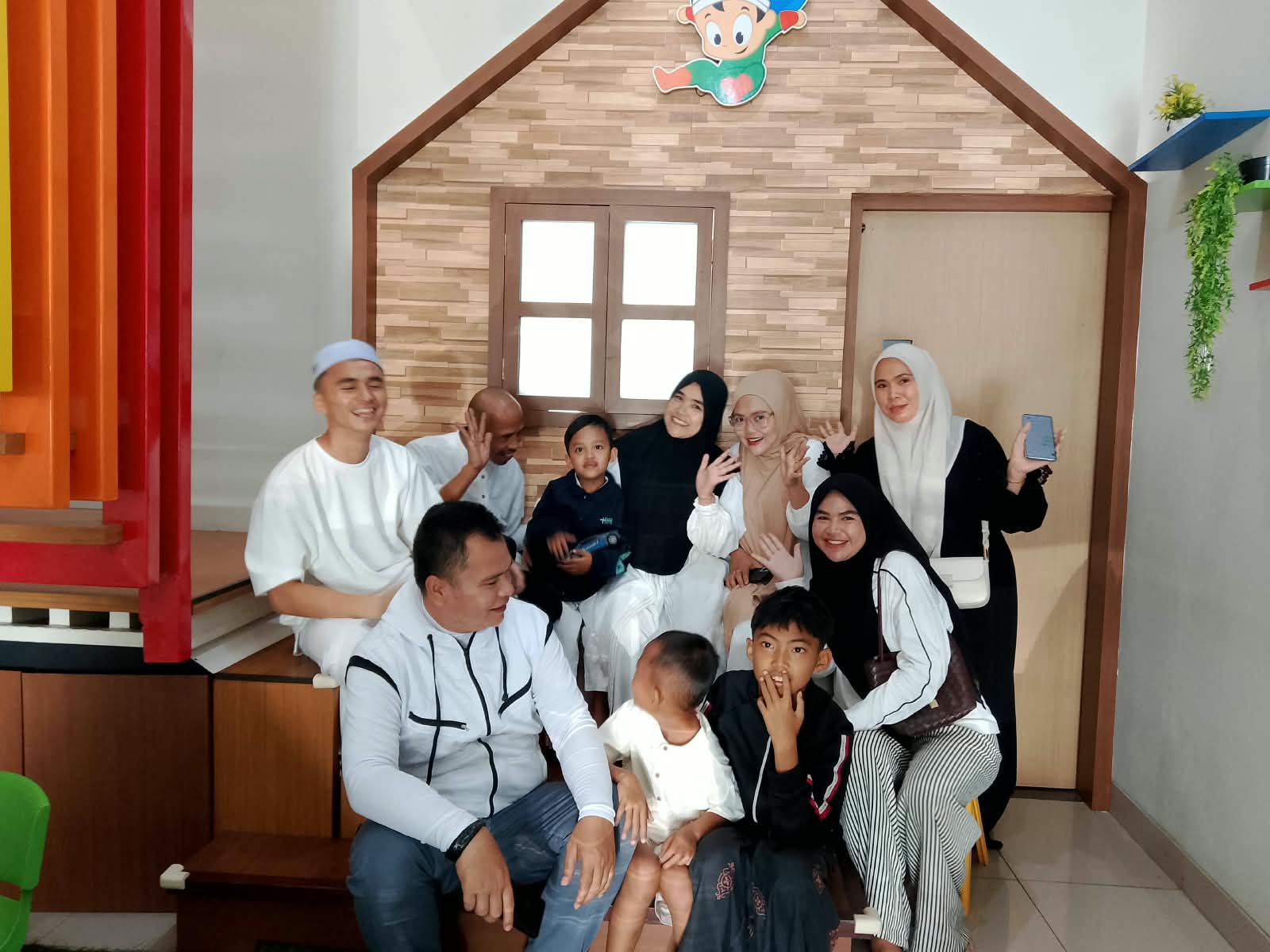 Momen kebersamaan keluarga besar mendampingi pasien anak setelah khitan selesai