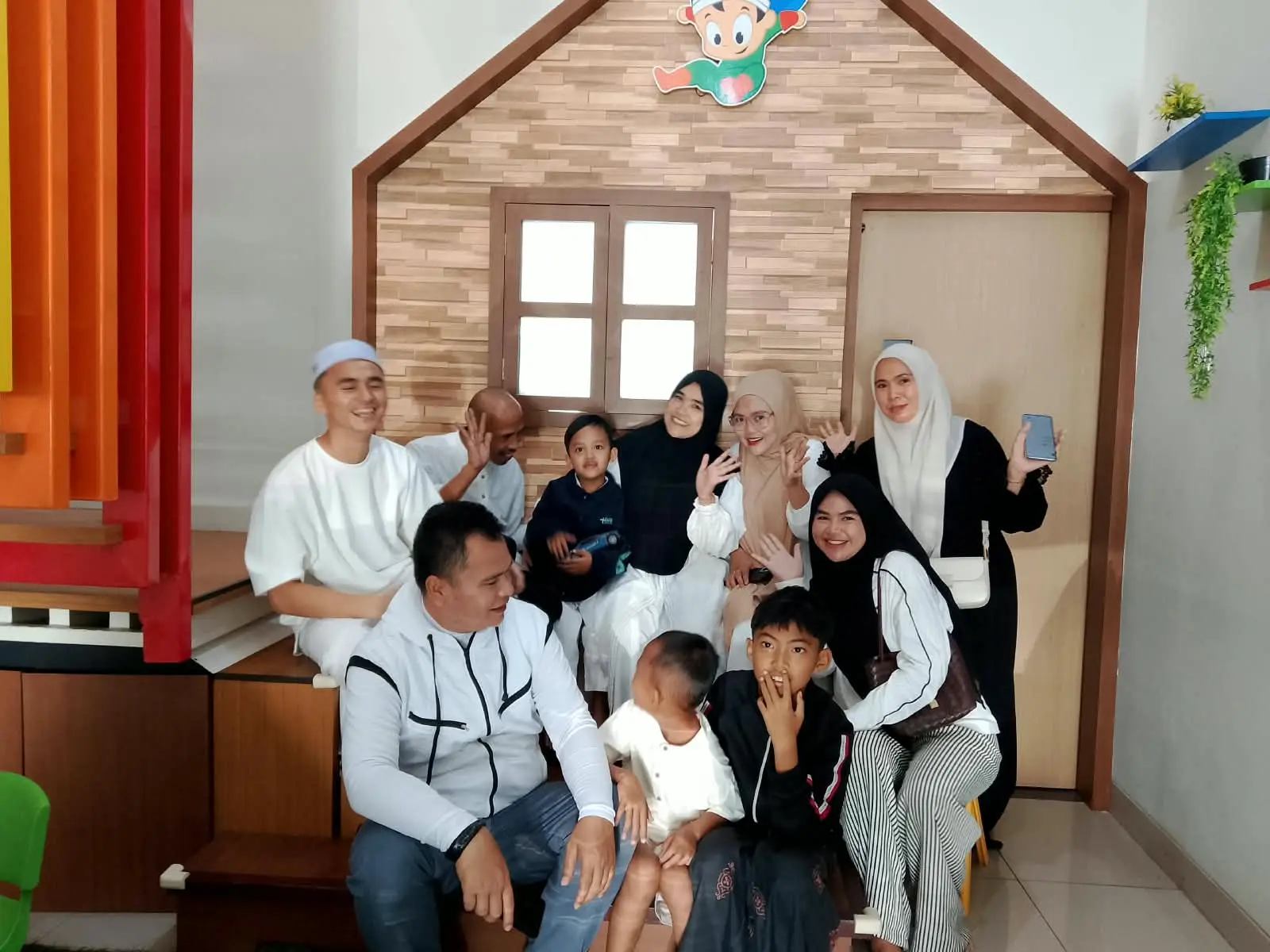 Momen kebersamaan keluarga besar mendampingi pasien anak setelah khitan selesai