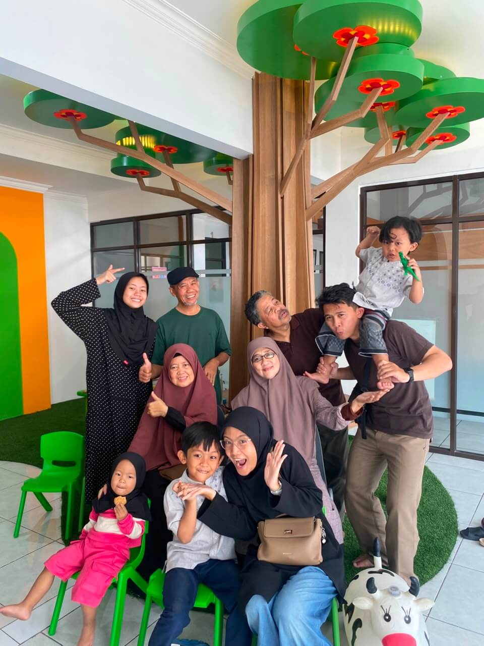 Keluarga mendampingi proses khitan anak dengan aman