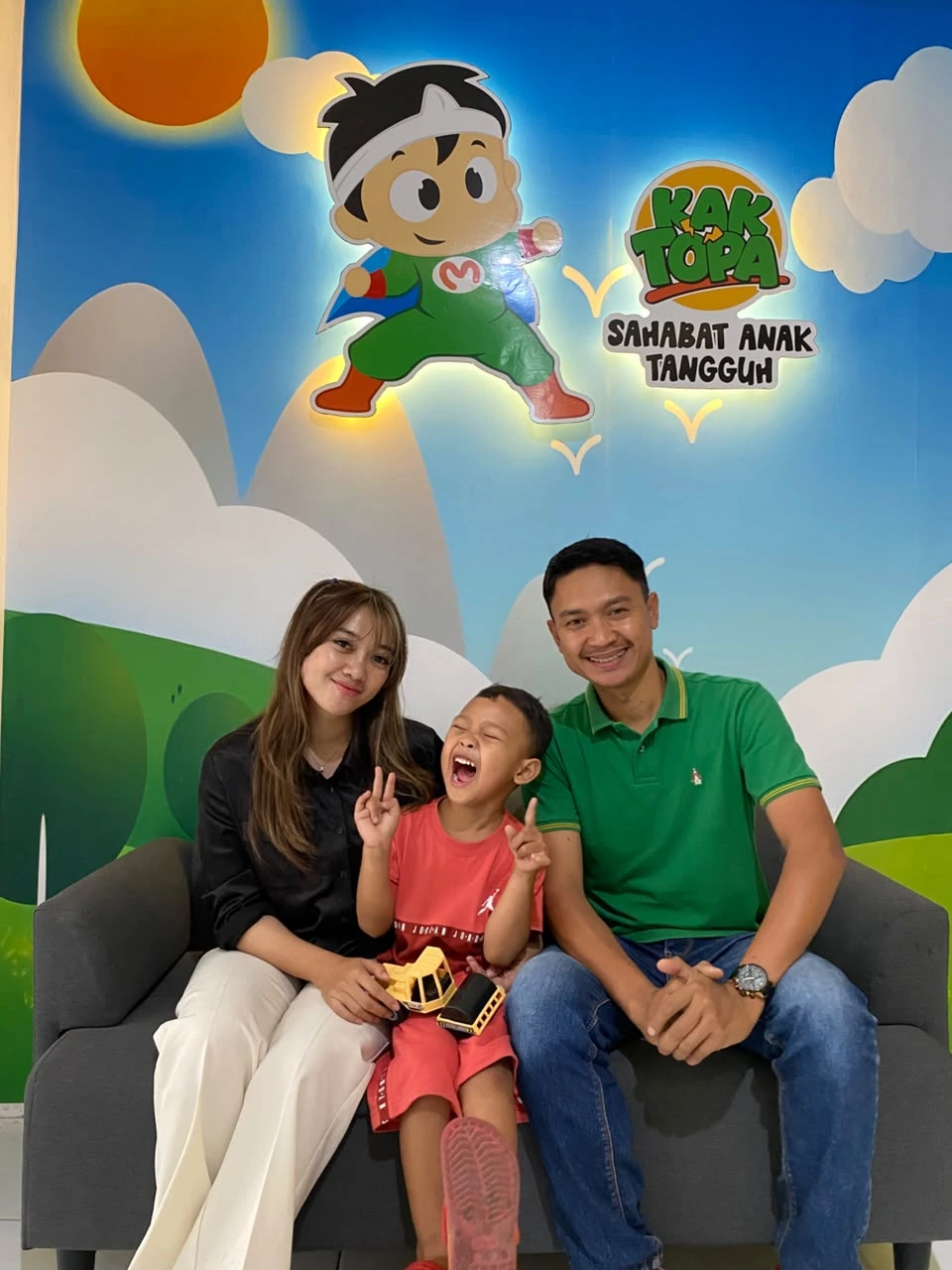 Pasien anak tertawa ceria bersama keluarga setelah khitan di Rumah Khitan Kak Topa