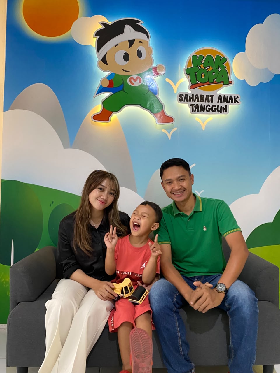 Pasien anak tertawa ceria bersama keluarga setelah khitan di Rumah Khitan Kak Topa